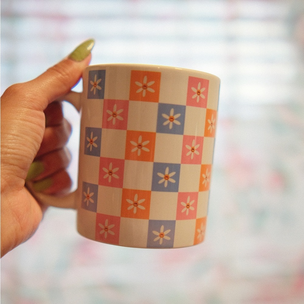 Retro checkered multi color Daisy Mug - Picture 2 of 3